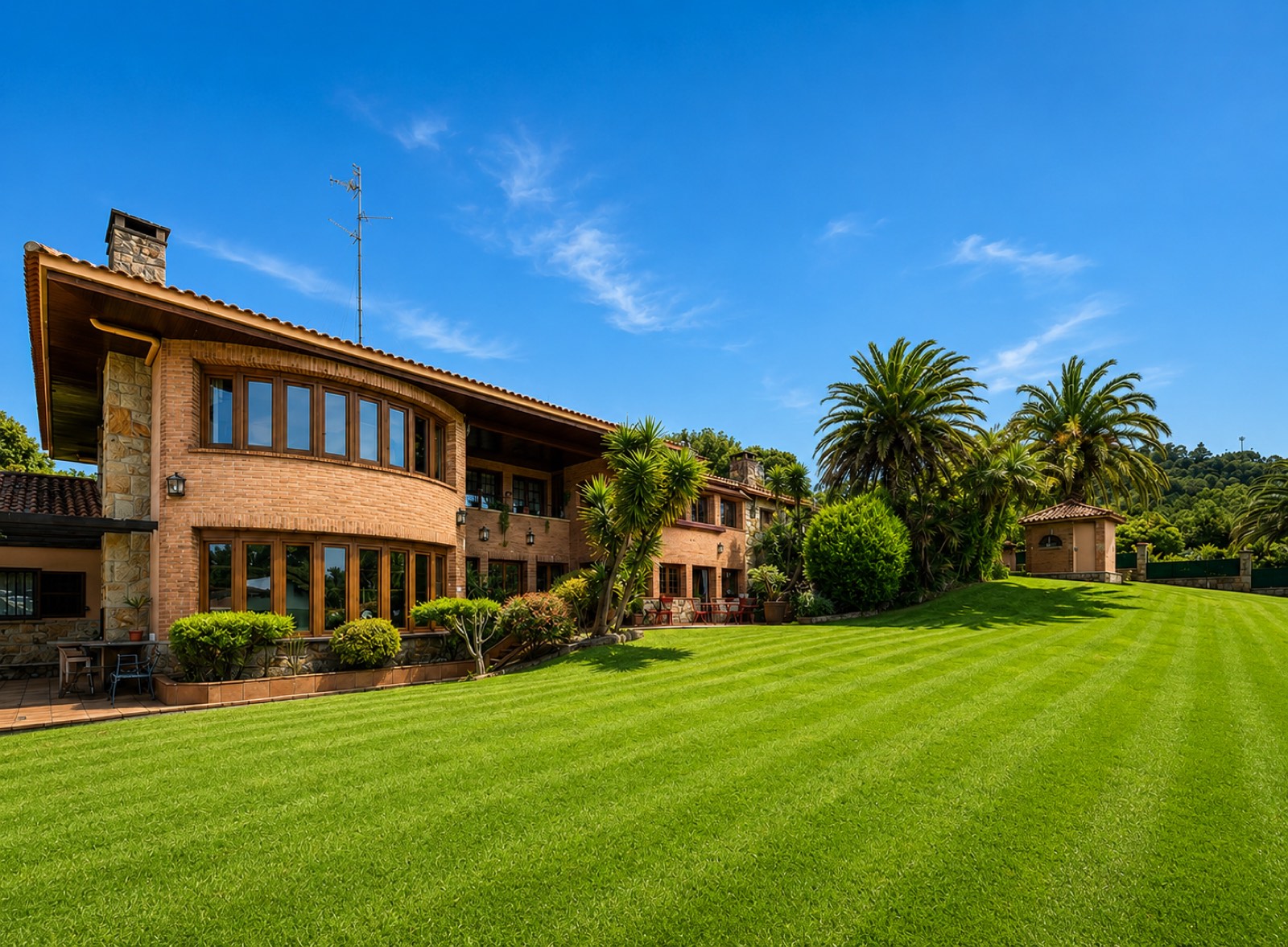 Fachada y jardín